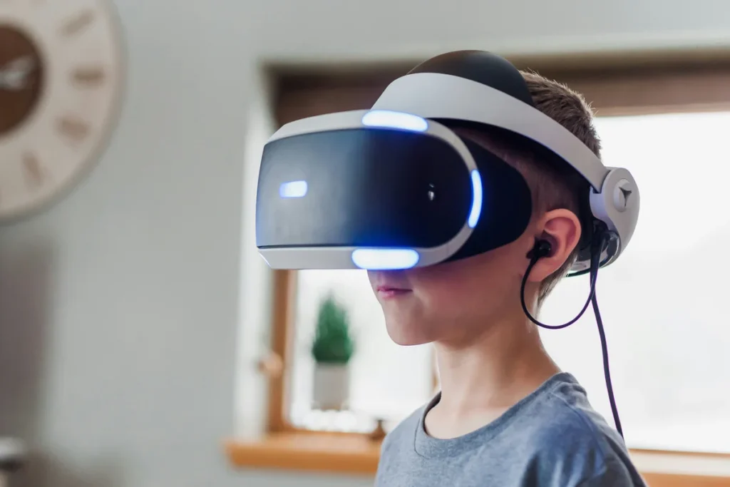 chico-con-anteojos-y-audifonos-para-experimentar--realidad-virtual
